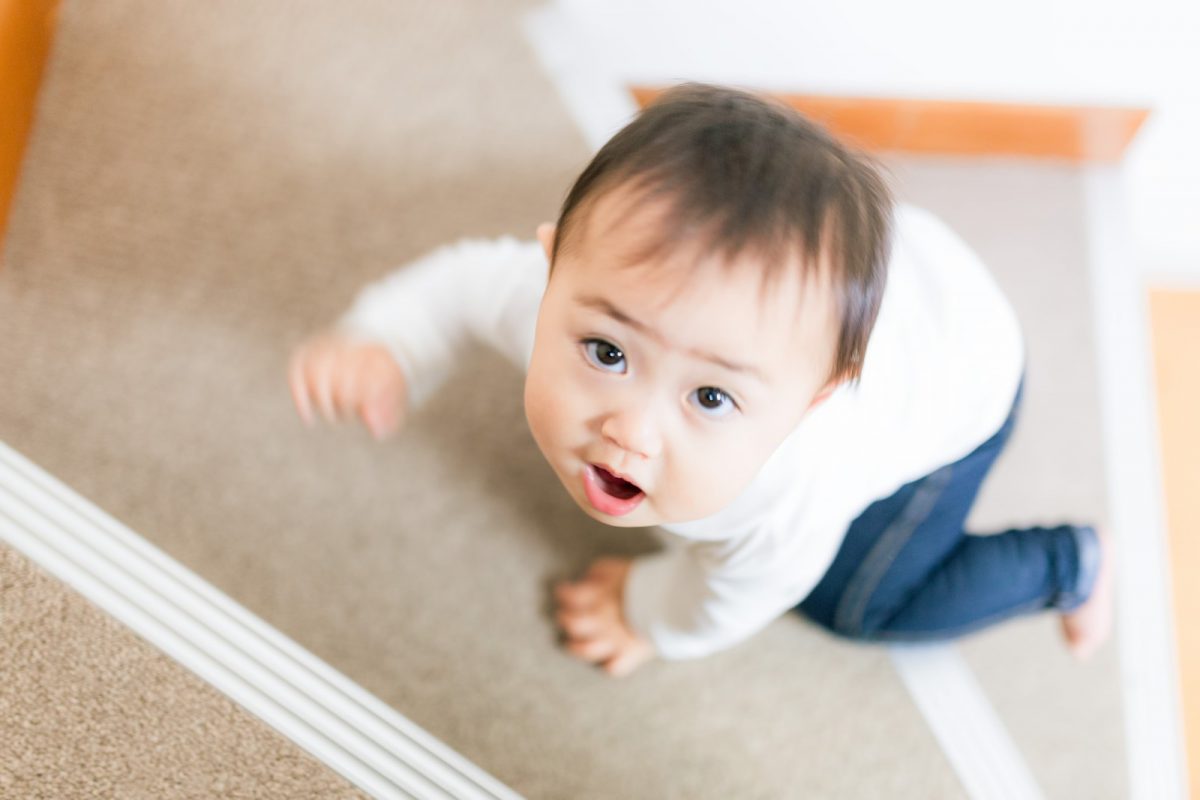 階段を上る赤ちゃん