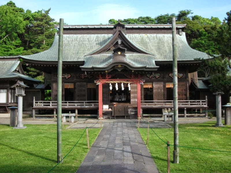 神社の拝殿の赤く塗られた入口