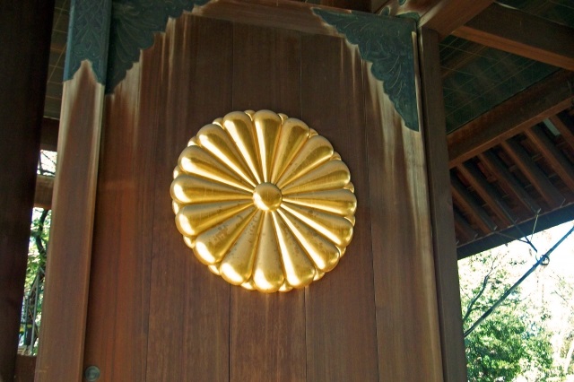 靖国神社の菊の御紋