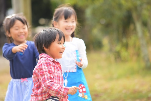 元気に遊ぶ子供たち