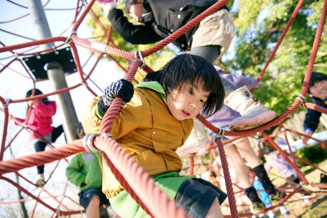 遊具で遊ぶ子供たち