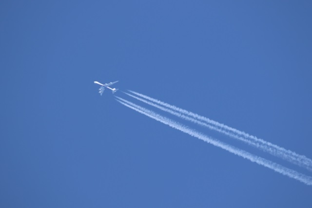 飛行機雲一直線
