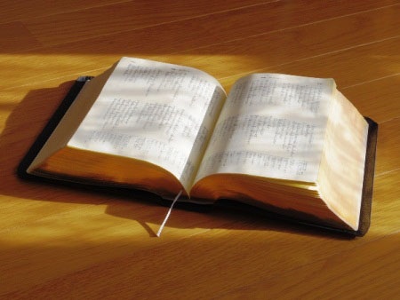 机の上に置かれ、開かれた聖書